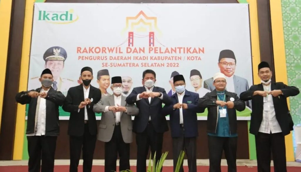 Ikadi Anugerahi Gubernur Deru Penghargaan Tokoh Nasional Peduli Dakwah