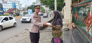 senin-berbagi-subbid-penmas-bidhumas-polda-sumsel-bagikan-sarapan-ke-warga-220706l-rev2.jpg