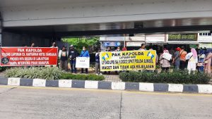 laporan-tak-kunjung-ditindaklanjuti-eks-karyawan-hotel-sandjaja-geruduk-mapolda-sumsel-220708w-rev1.jpg
