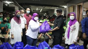 perempuan-bangsa-bagikan-1000-sembako-untuk-porter-220708x-rev1.jpg