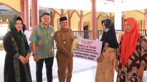 wako-h-affan-bersama-bank-aceh-syariah-cabang-subulussalam-serahkan-csr-2207084-rev1.jpg