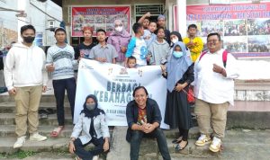 dcs-bersama-founder-forum-masyarakat-berdaya-bagikan-paket-sembako-ke-pa-220708l-rev1.jpg