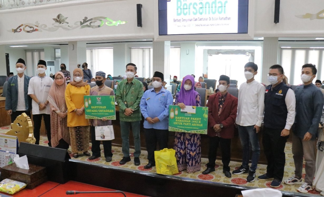 bagikan-sembako-ke-ustadz-ustadzah-ratu-dewa-sindir-asn-malas-zakat-2207084-rev1.jpg