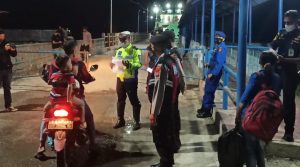 percepat-vaksinasi-polres-aceh-singkil-periksa-penumpang-kapal-feri-2207087-rev1.jpg