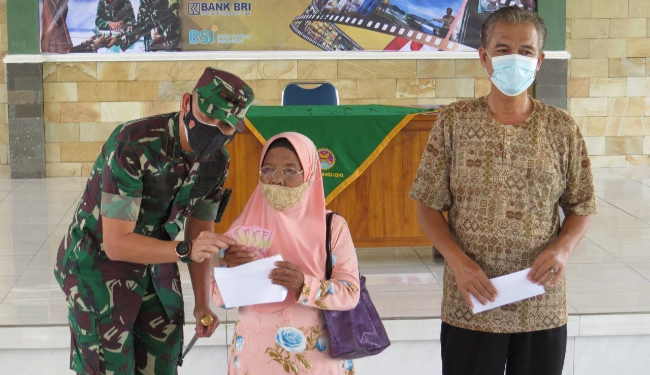 disalurkan-melalui-kodim-0402-10000-warga-oki-terima-btpklwn-2207080-rev1.jpg