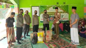 polsek-terawas-serahkan-bantuan-sembako-ke-ponpes-mutiara-al-quran-220708v-rev1.jpg