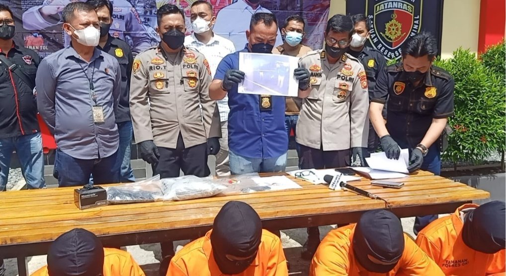 aniaya-mantan-kades-oki-hingga-tewas-3-warga-sulsel-dan-1-warga-medan-dibekuk-220716s-rev1.jpg