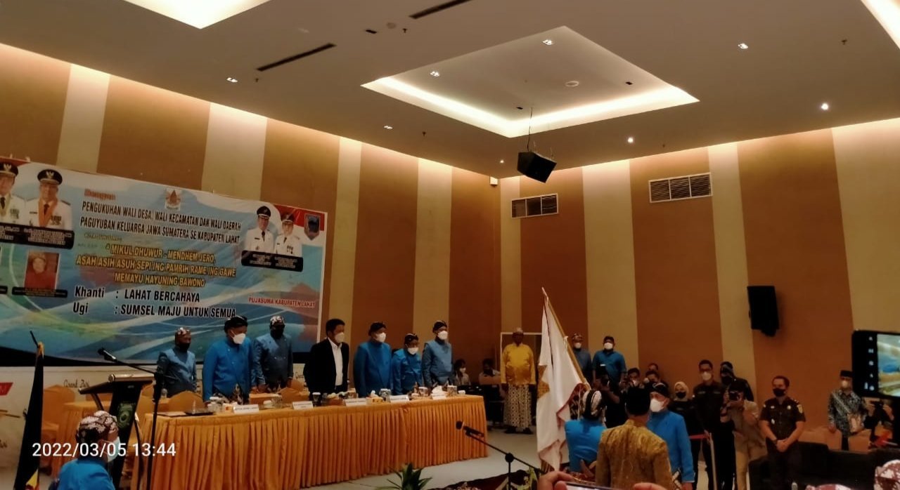 didampingi-bupati-cik-ujang-gubernur-deru-kukuhkan-wali-pujasuma-kabupaten-lahat-2207167-rev1.jpg