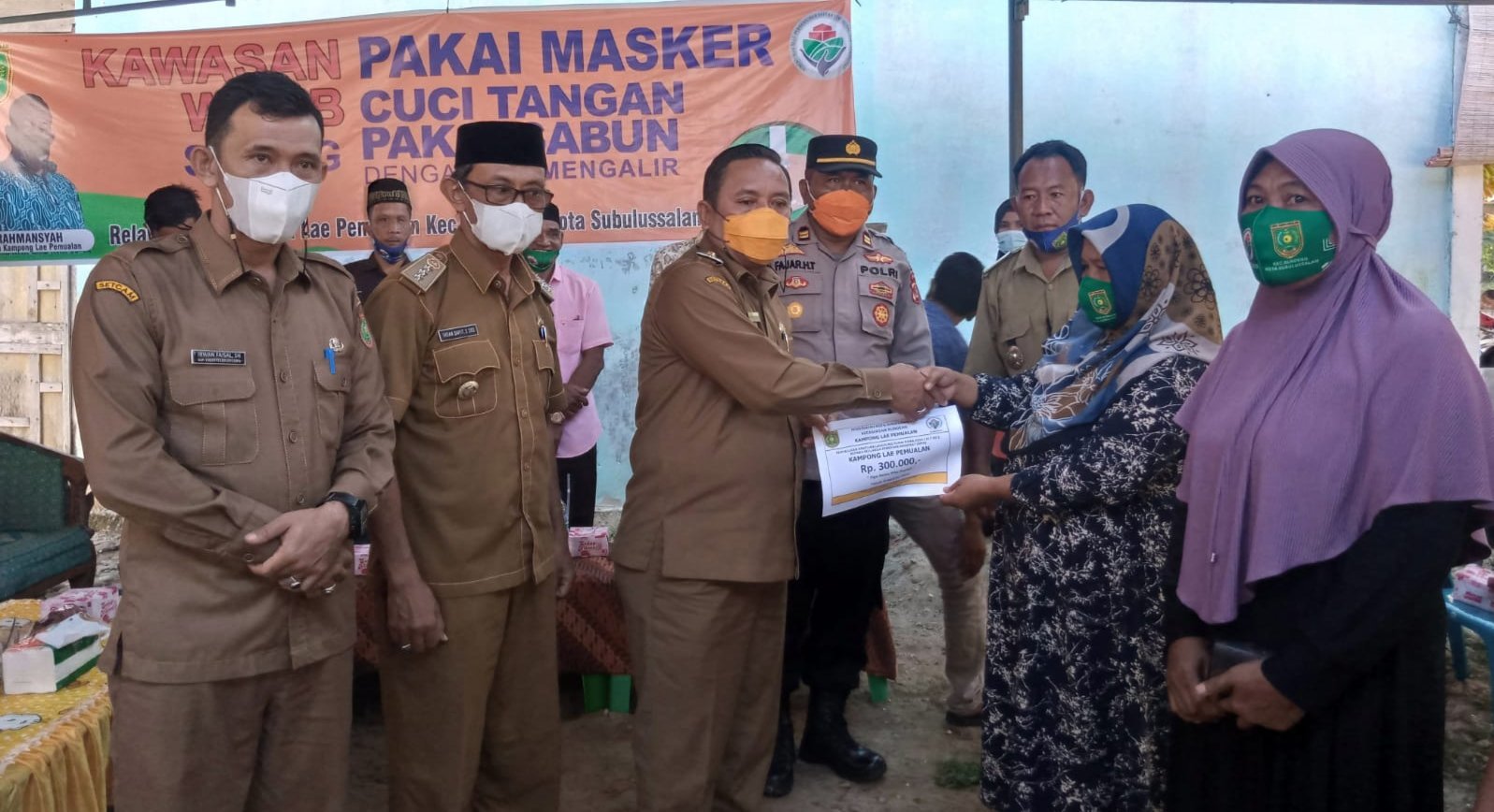 wako-subulussalam-serahkan-blt-ke-warga-kampong-lae-pemualan-rundeng-220716y-rev1.jpg