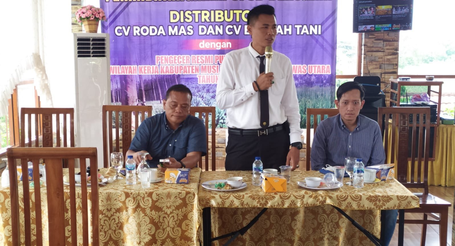 hadir-di-pertemuan-distributor-pupuk-subsidi-ini-arahan-kanit-ekonomi-sat-intelkam-polres-mura-220716c-rev1.jpg