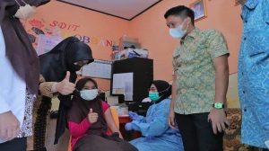 bupati-panca-pastikan-seluruh-anak-sd-di-ogan-ilir-divaksinasi-220716i-rev1.jpg