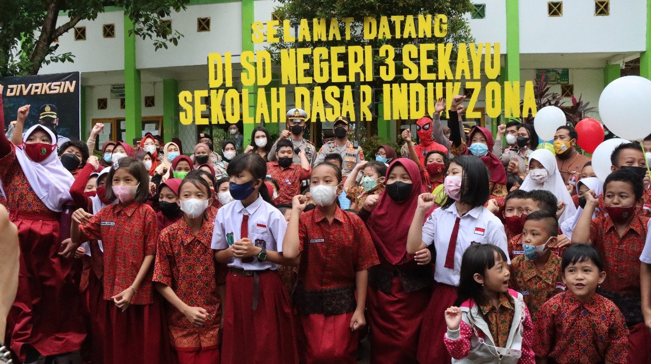 polres-muba-keroyok-vaksin-police-goes-to-school-2207160-rev1.jpg