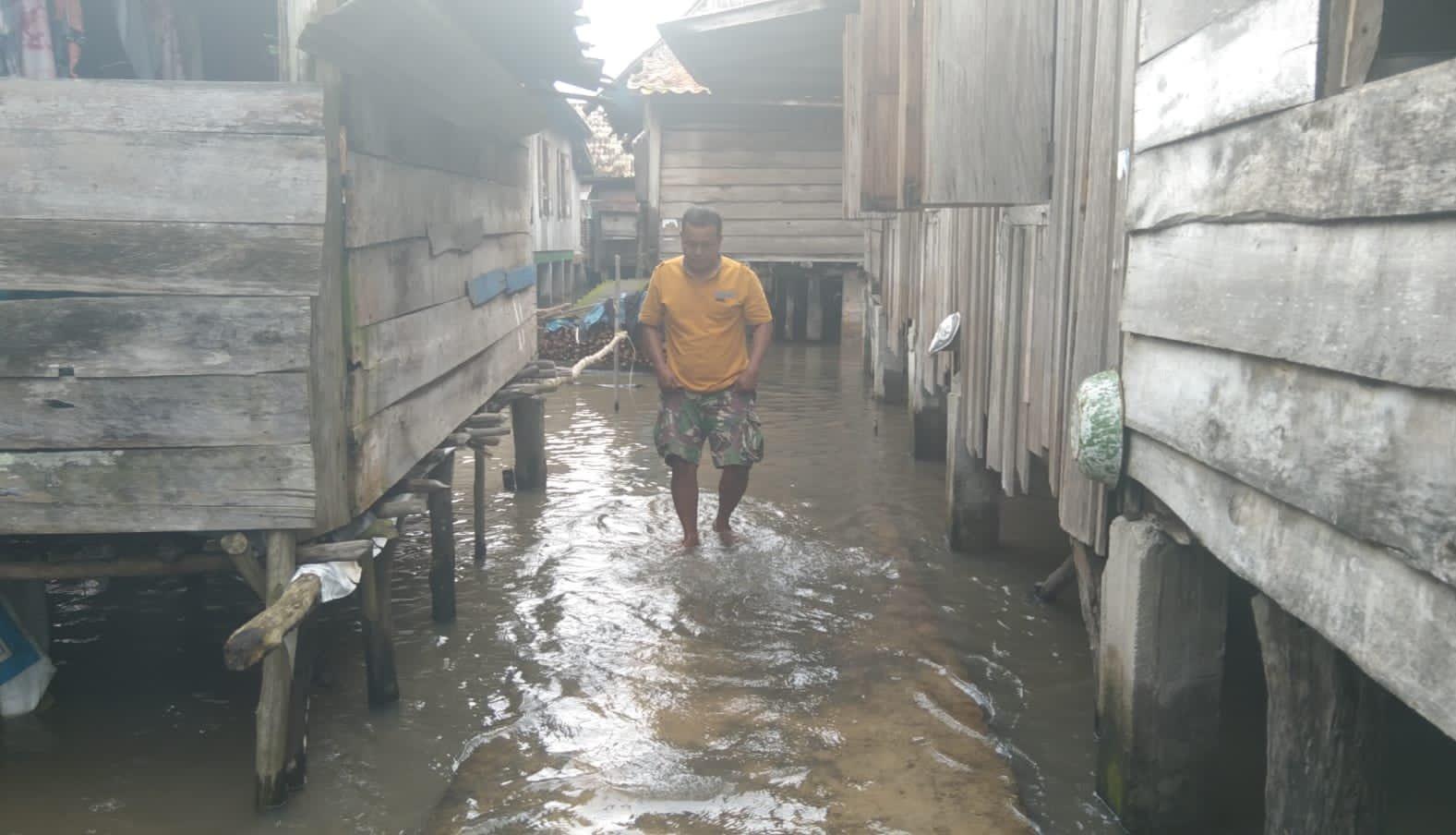 rumah-warga-sejumlah-desa-di-pedamaran-oki-terendam-banjir-220716l-rev1.jpg