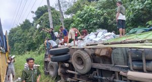diduga-hilang-kendali-fuso-muatan-minuman-terbalik-di-desa-petunang-mura-2207169-rev1.jpg