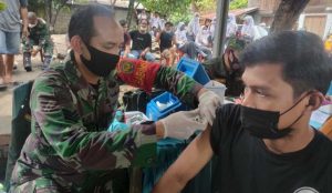 sukseskan-serbuan-vaksin-hal-ini-dilakukan-babinsa-serka-indra-2207165-rev1.jpg