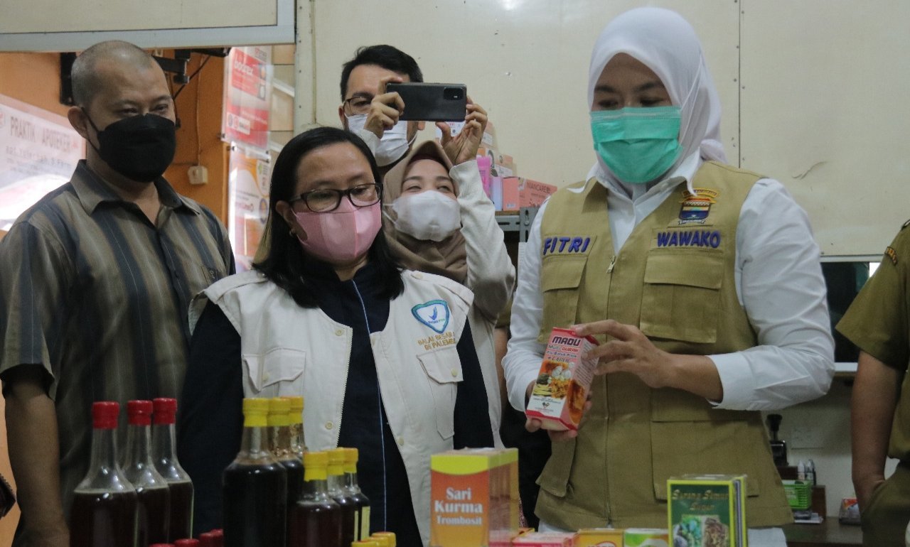 jelang-tahun-baru-wawako-fitri-sidak-ke-2-apotek-220716l-rev1.jpg