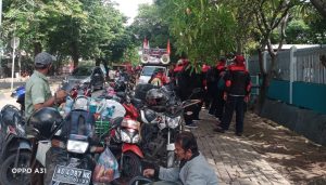 buruh-turun-ke-jalan-tuntut-anies-revisi-sk-ump-2022-220716j-rev1.jpg