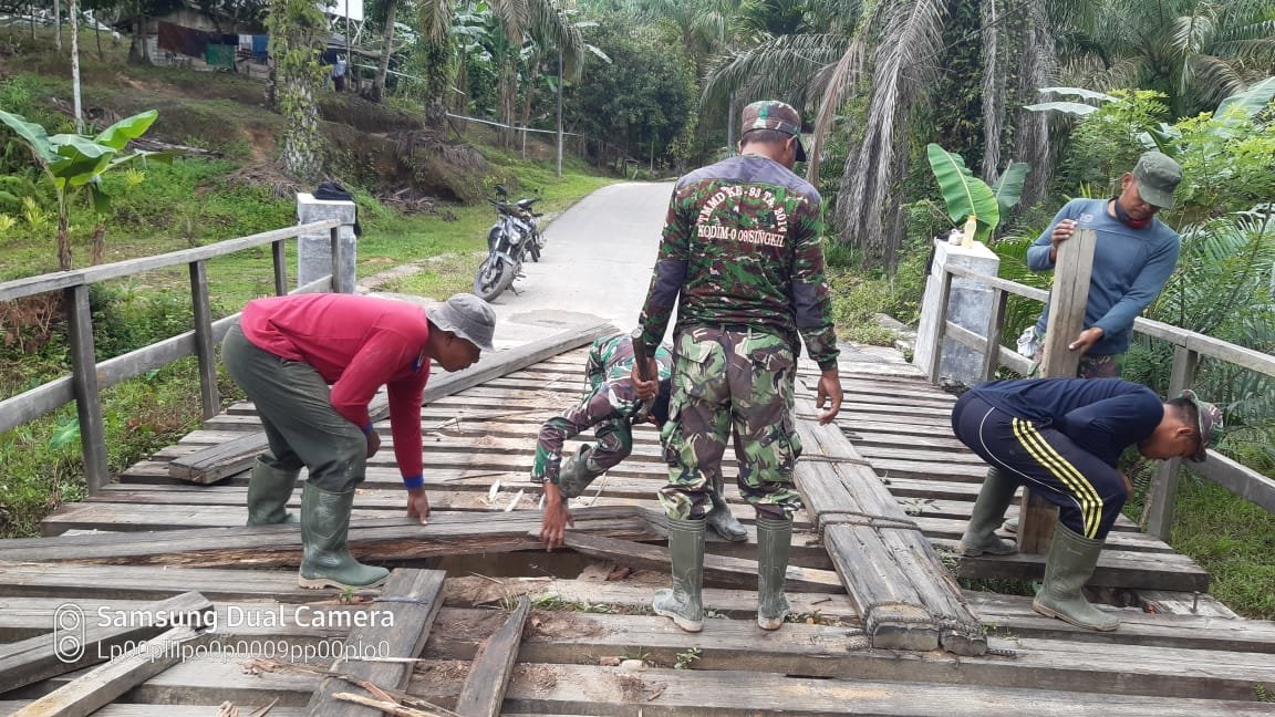 kondisi-memprihatinkan-satgas-tmmd-langsung-turun-perbaiki-jembatan-rusak-220718a-rev1.jpg