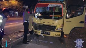 dihantam-truk-tiga-pemuda-berboncengan-sepeda-motor-tewas-220718b-rev1.jpg
