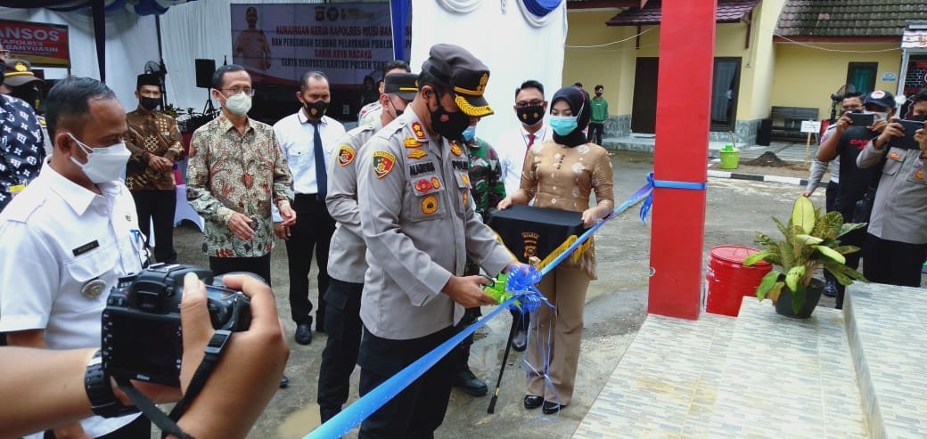 serahkan-bansos-dan-resmikan-gedung-sarja-arya-racana-kapolres-muba-sinergi-yang-kondusif-220718s-rev1.jpg