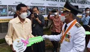 bupati-iskandar-serahkan-bantuan-program-bedah-rumah-ke-warga-tak-mampu-220718j-rev1.jpg