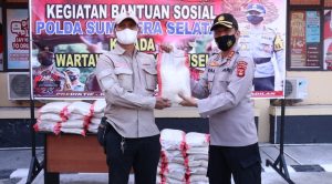 awak-media-terima-bansos-dari-kapolda-sumsel-220718e-rev1.jpg