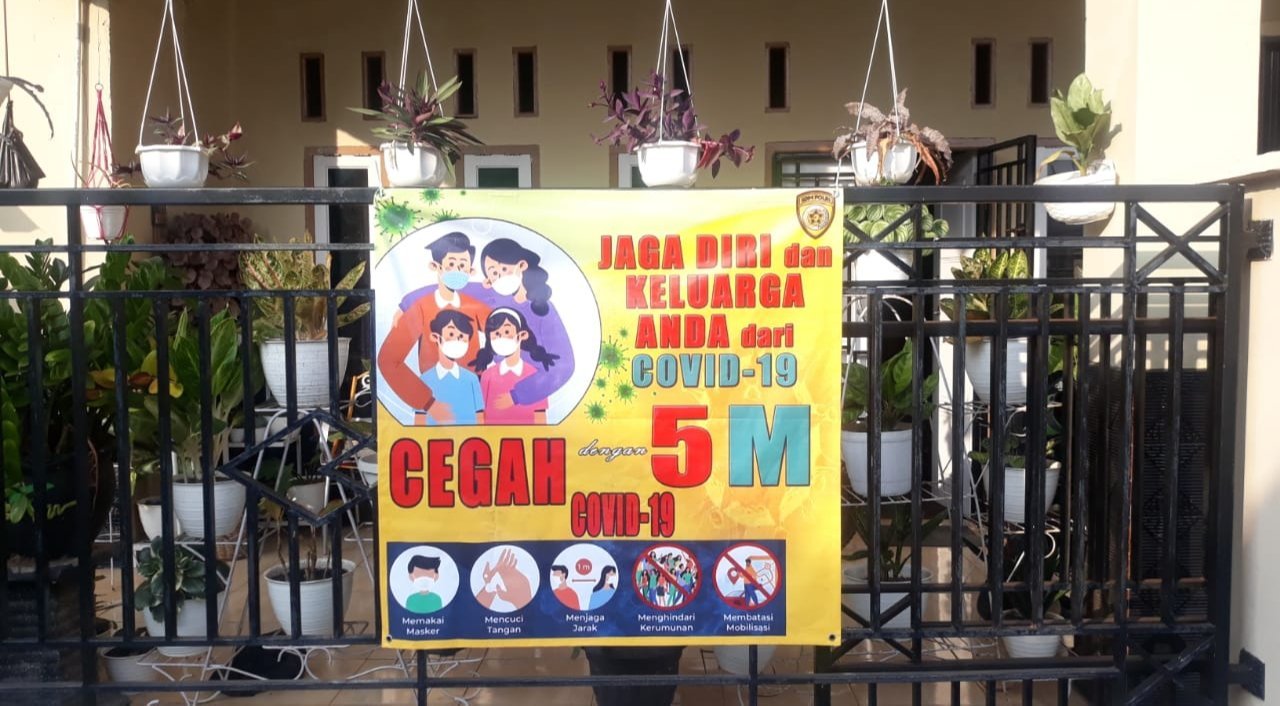 cegah-penularan-covid-19-polres-mura-pasang-spanduk-prokes-di-rumah-personel-220718b-rev1.jpg