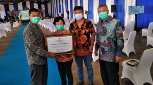 tingkatkan-produksi-beras-pt-buyung-poetra-sembada-raih-penghargaan-dari-gubernur-deru-220721g-rev1.jpg