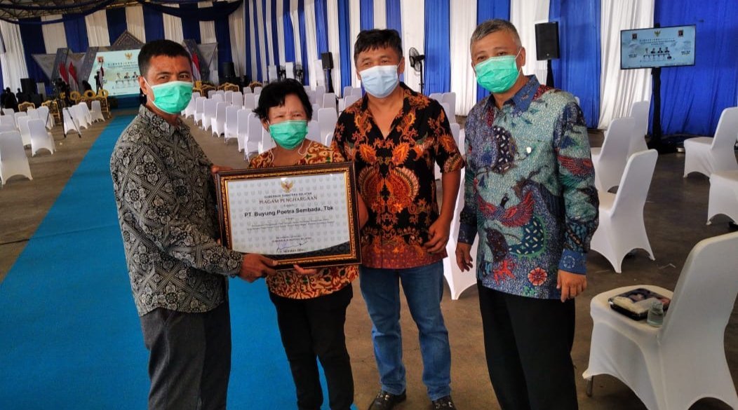 tingkatkan-produksi-beras-pt-buyung-poetra-sembada-raih-penghargaan-dari-gubernur-deru-220721g-rev1.jpg