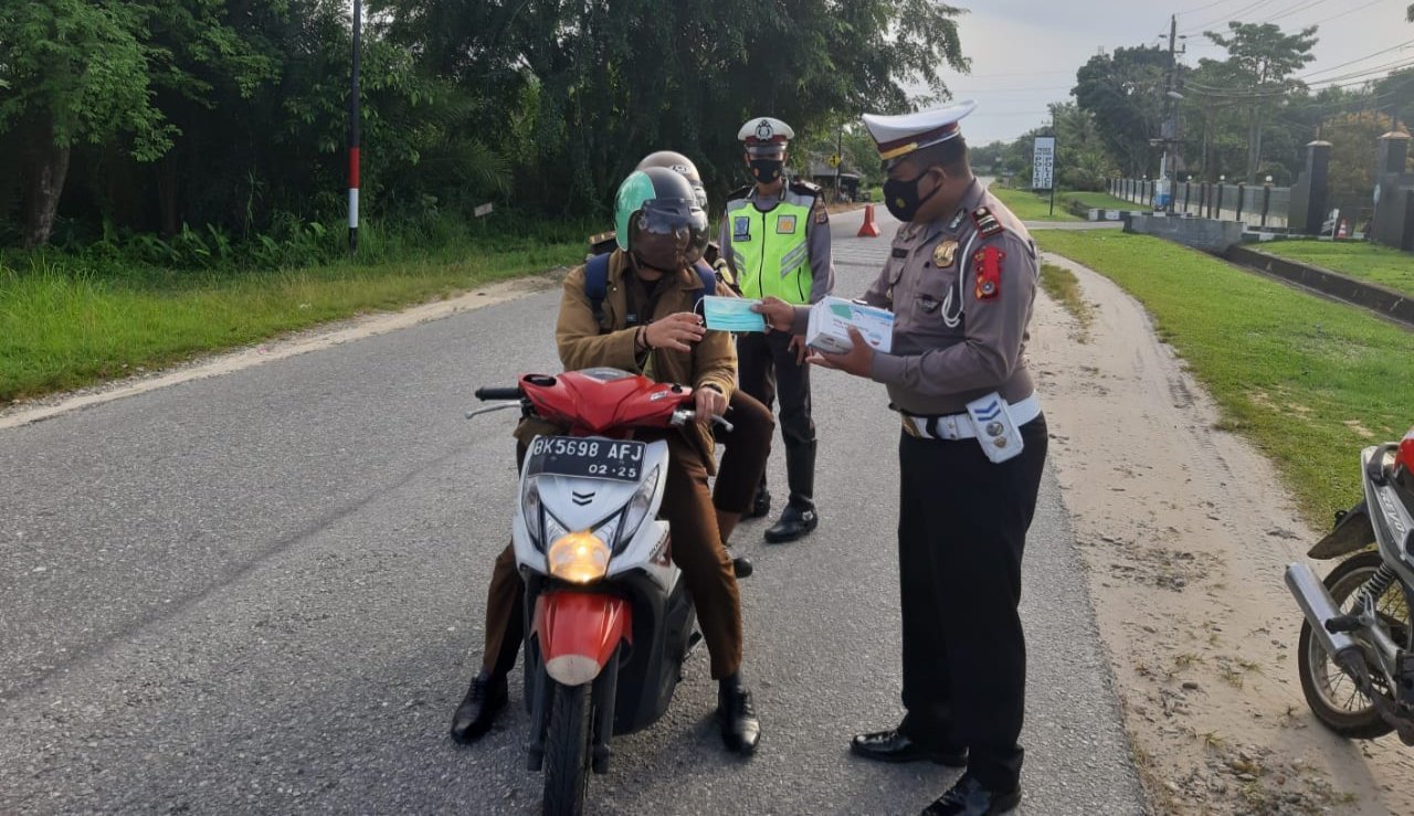 tekankan-prokes-satlantas-polres-aceh-singkil-bagikan-masker-ke-pengendara-melintas-220721e-rev1.jpg