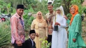 bupati-askolani-pengantin-laki-laki-wajib-tanam-pohon-jika-melamar-perawan-banyuasin-220721n-rev1.jpg