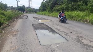 tak-kunjung-diperbaiki-akses-jalan-stl-ulu-terawas-dikeluhkan-warga-220721r-rev1.jpg