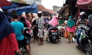 jelang-hari-raya-idul-fitri-1442-h-pasar-harian-babat-toman-disesaki-pengunjung-2207212-rev1.jpg