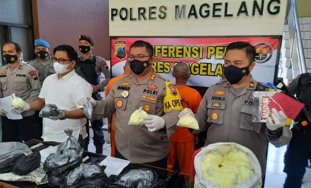 polres-magelang-amankan-3-tersangka-pemilik-308-kg-bahan-baku-pembuatan-mercon-2207218-rev1.jpg