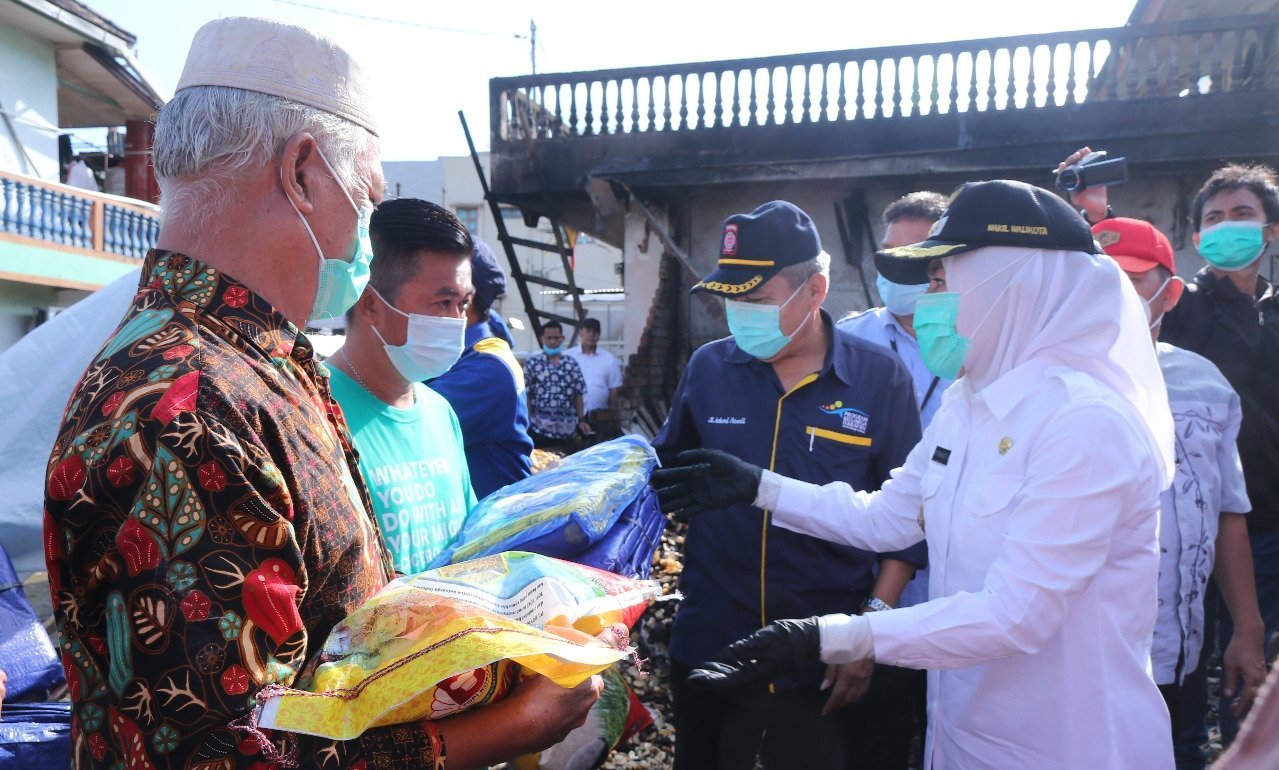 kunjungi-korban-kebakaran-di-kelurahan-pahlawan-wawako-fitri-imbau-hal-ini-220721x-rev1.jpg