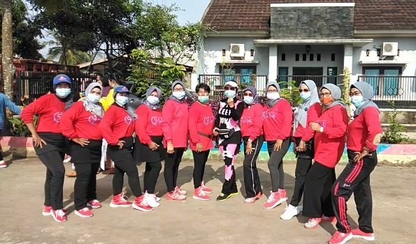 jaga-kebugaran-tubuh-ditengah-pandemi-warga-perumahan-azhar-rutin-senam-sehat-bersama-220721j-rev1.jpg