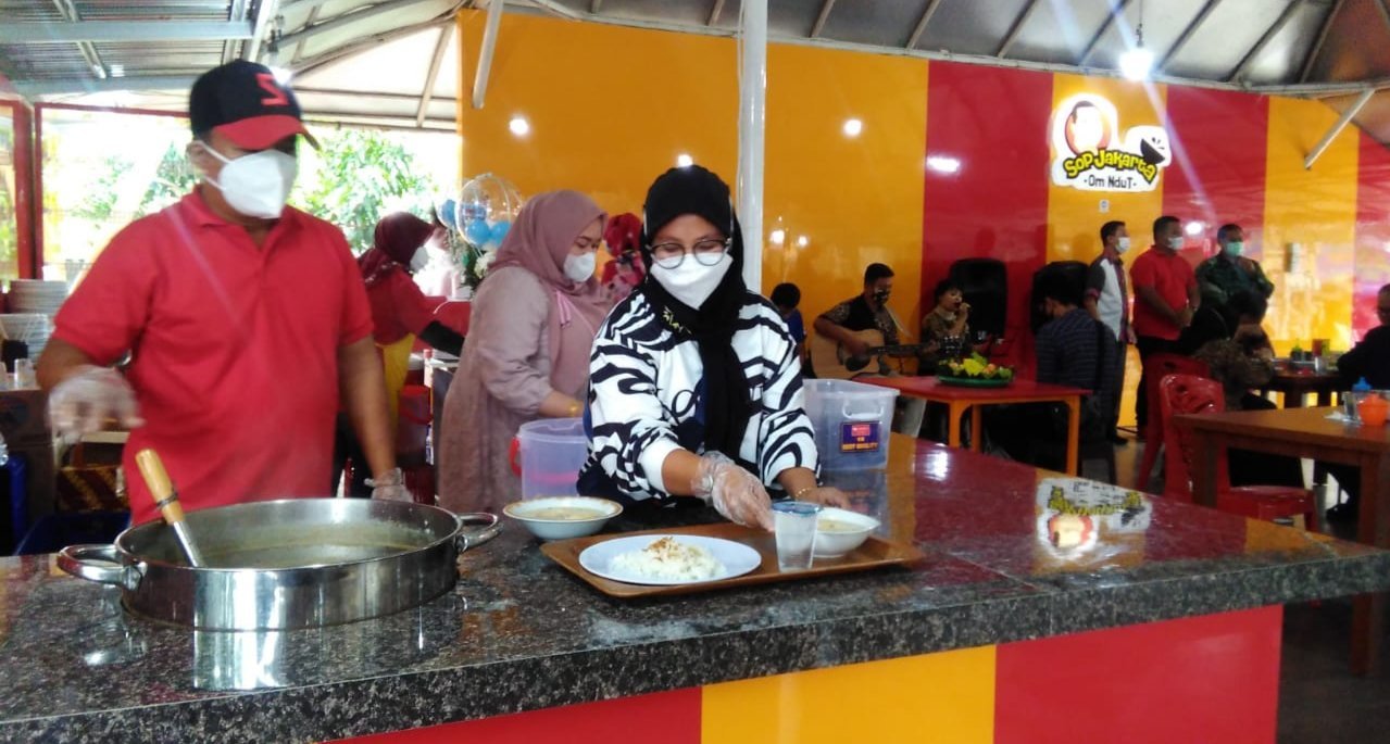 selama-opening-sop-jakarta-om-ndut-tawarkan-promo-makan-bertiga-bayar-dua-220721w-rev1.jpg