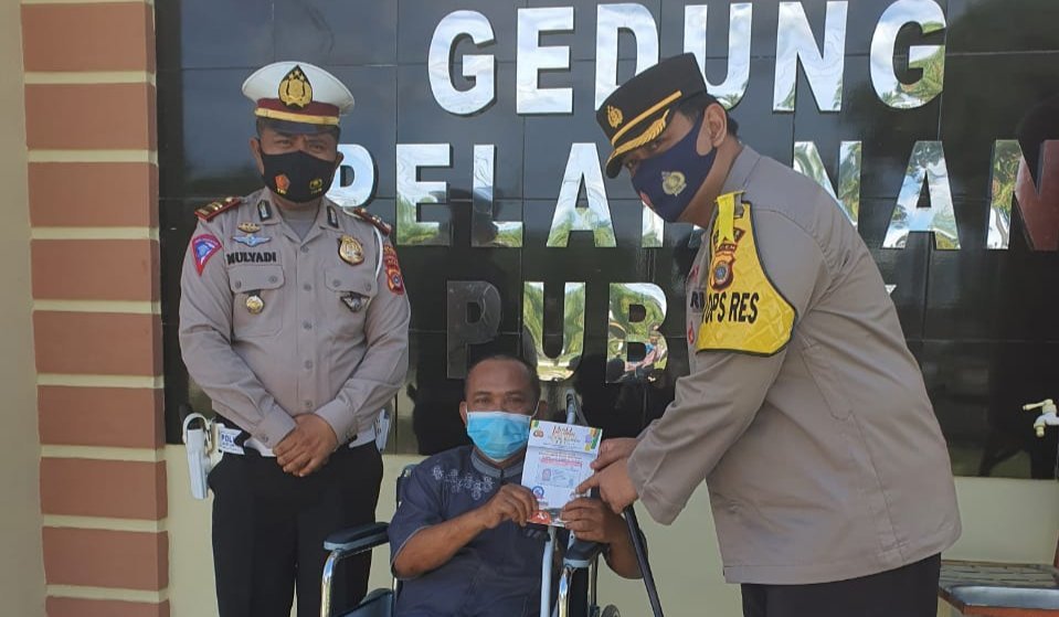 hpn-2021-satlantas-polres-aceh-singkil-berikan-sim-gratis-ke-kaum-disabilitas-220721z-rev1.jpg