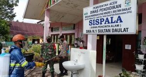 putus-rantai-covid-19-tim-gabungan-ini-semprotkan-disinfektan-ke-sman-1-sultan-daulat-220721x-rev1.jpg