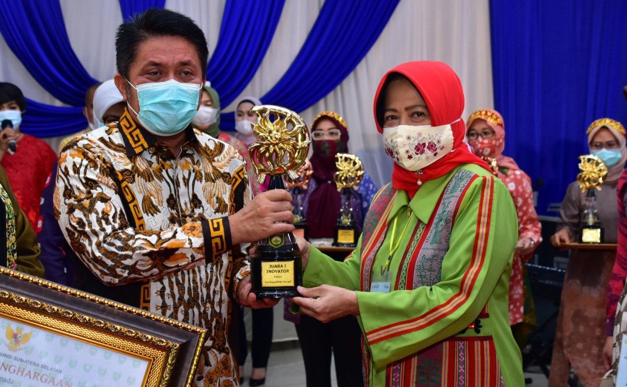 ketua-tp-pkk-mura-raih-penghargaan-inovator-terbaik-i-se-sumsel-2207218-rev1.jpg
