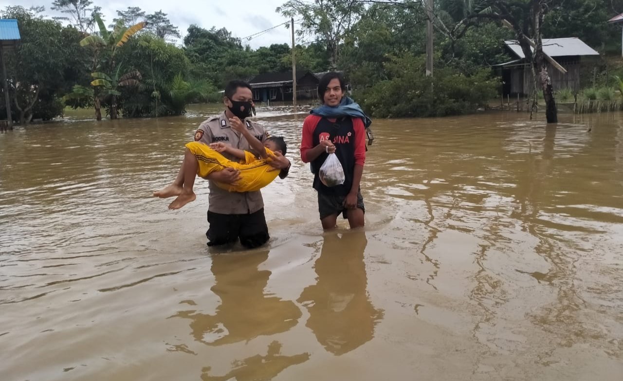 personel-polsek-sebulu-evakuasi-korban-banjir-220721d-rev1.jpg