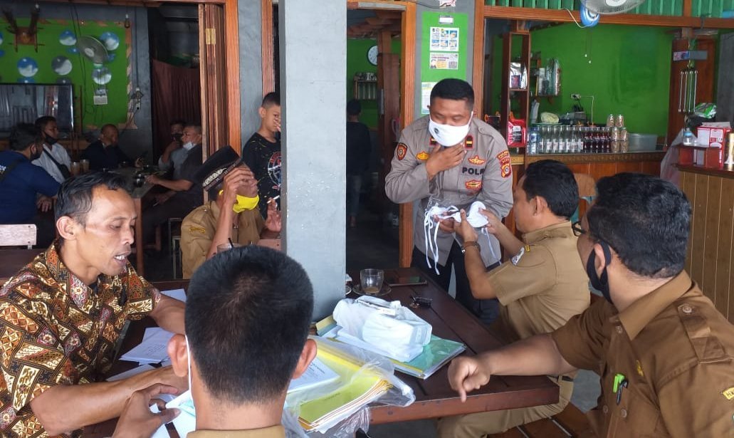putus-mata-rantai-covid-19-polsek-gunung-meriah-bagikan-masker-ke-pengunjung-warkop-2207210-rev1.jpg