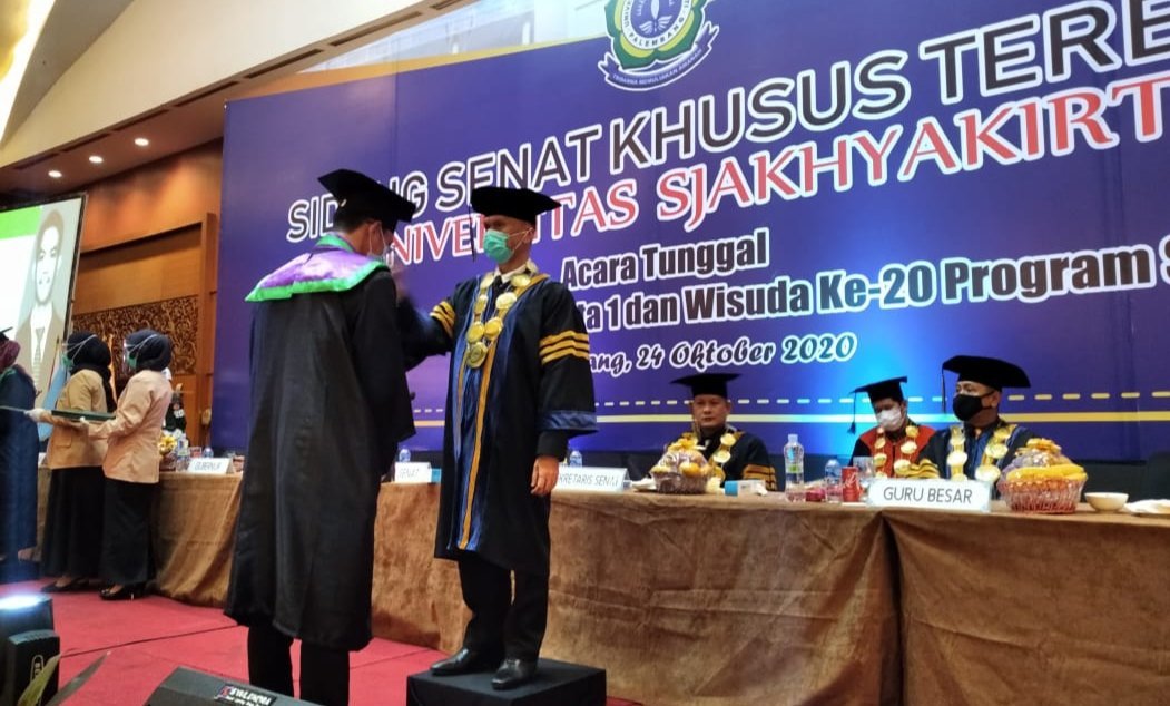universitas-sjakhyakirti-wisuda-433-mahasiswai-begini-arahan-rektor-220721u-rev1.jpg
