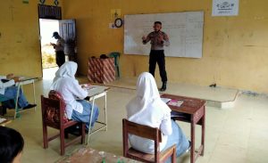 sasar-pelajar-sman-1-polsek-rundeng-sosialisasikan-bahaya-narkoba-dan-patuhi-prokes-2207216-rev1.jpg