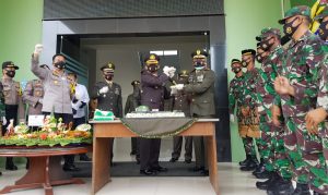 hut-tni-kapolres-kukar-berikan-tumpeng-dan-kue-ke-kodim-0906-tgr-2207216-rev2.jpg