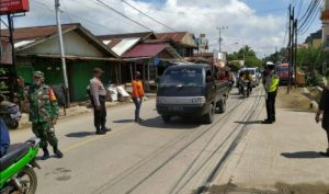 petugas-pos-terpadu-desa-loa-janan-ulu-disiplinkan-warga-tak-kenakan-masker-220721x-rev2.jpg