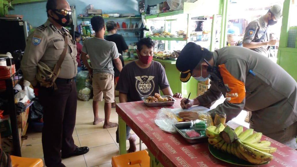 berjualan-selama-psbb-4-warung-di-gambir-disanksi-tegur-220721m-rev1.jpg