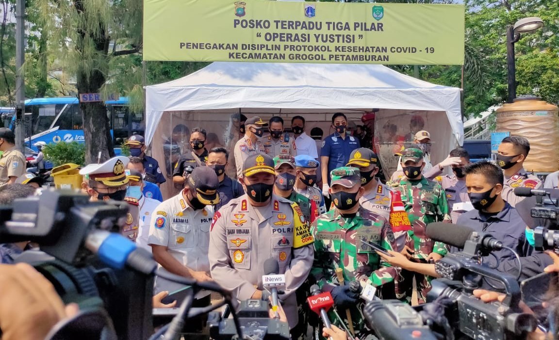 kapolda-metro-jaya-dan-pangdam-tinjau-posko-terpadu-operasi-yustisi-2207210-rev1.jpg