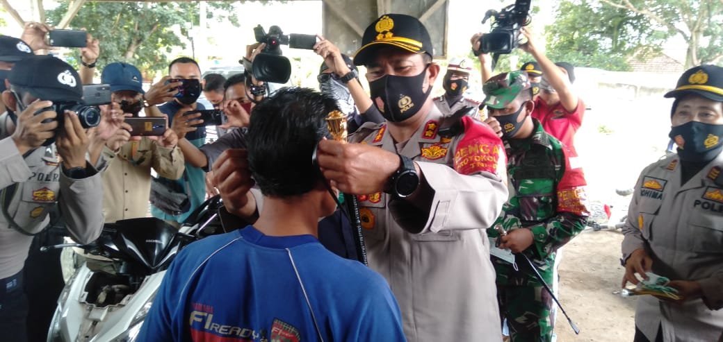 kapolres-oki-turun-gunung-disiplinkan-warga-pakai-masker-220721e-rev1.jpg