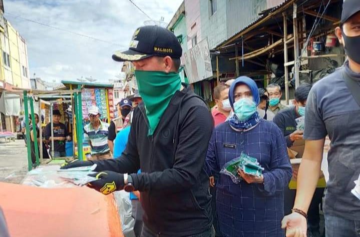 pemkot-pagaralam-bagikan-masker-dan-hand-sanitizer-ke-warga-220721y-rev1.jpg